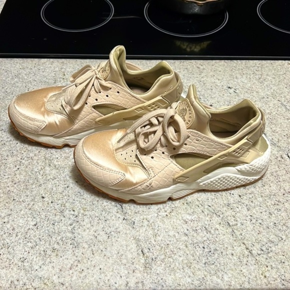 Womens Nike Hurarche Sneakers